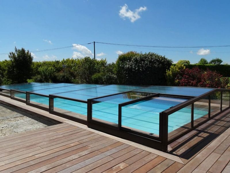 Couvrir sa piscine d'un abri en verre bas coullisant Abri en verre de piscine Terrasse mobile Couvrir sa piscine d'un abri en verre bas coullisant Abri en verre de piscine Terrasse mobile