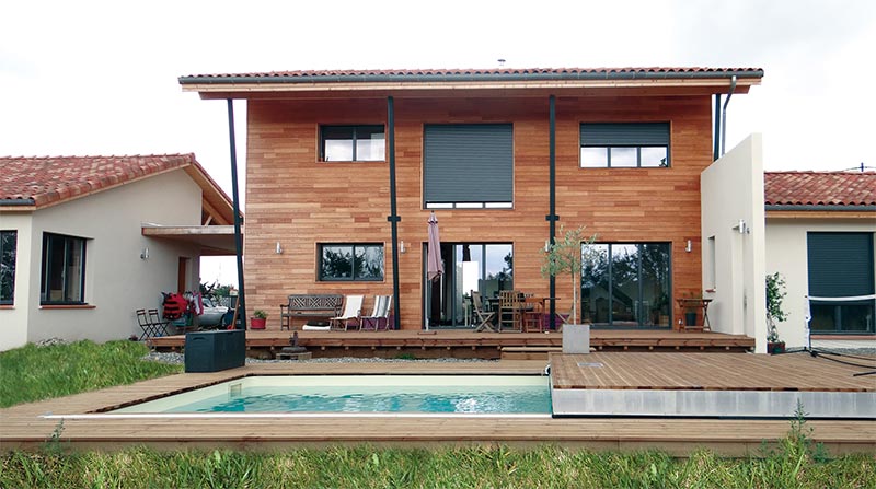 terrasses mobiles pour piscines avec coulissant longitudinal devant une maison façade bois