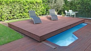 terrasse mobile couvrant a moitie un bassin dans un petit jardin