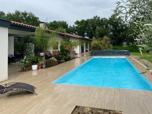 Abris bas en verre rétracté sur piscine enterrée