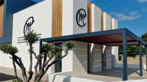 pergola bioclimatique à lames orientables pour une entrée d'entreprise