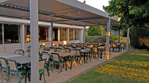 pergola bioclimatique à lames orientables XXL pour restaurant
