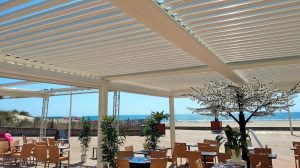 pergola bioclimatique à lames orientables pour restaurant