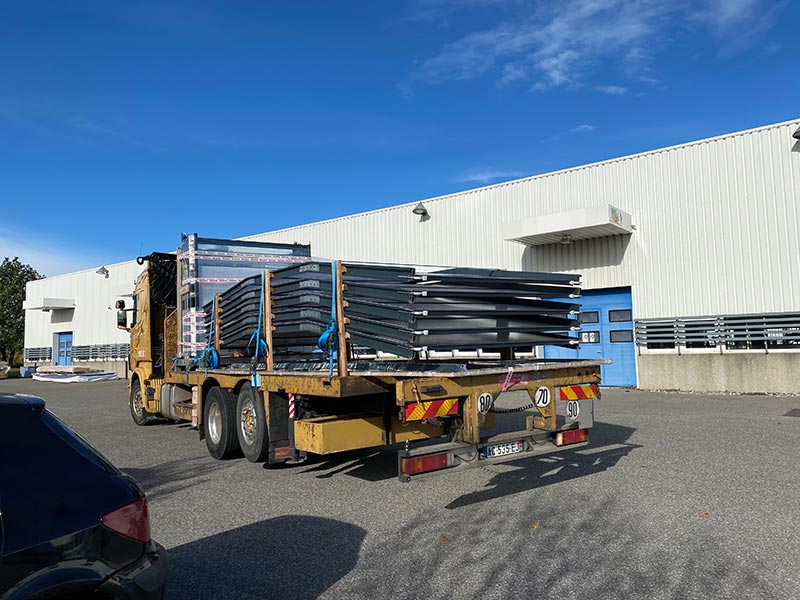 transport par camion grue des panneaux de verre et alu pour un abri de piscine haut