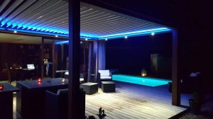Eclairage de leds bleus de la pergola bioclimatique