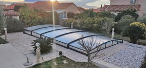 abri bas en verre télescopique par Design Concept LS, créé à Toulouse, installé dans les Pyrénées Orientales