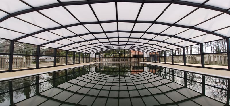 abri en verre pour la piscine xxl d'un camping situé en Vendée