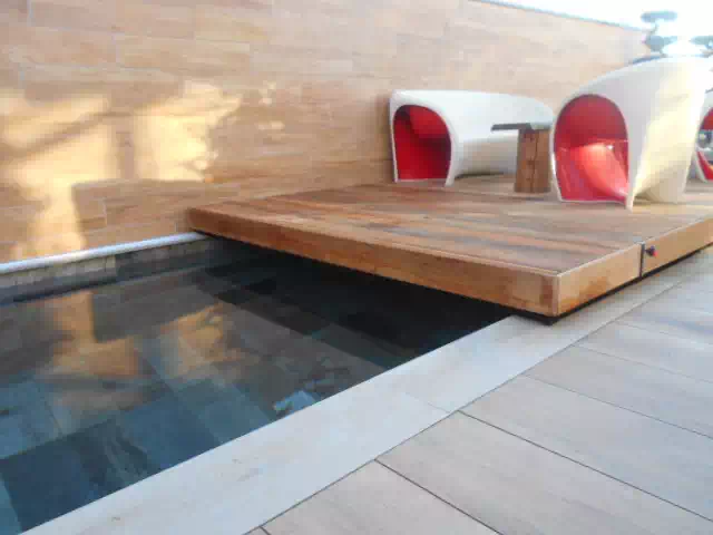 terrasse mobile de piscine sur une terrasse d'immeuble