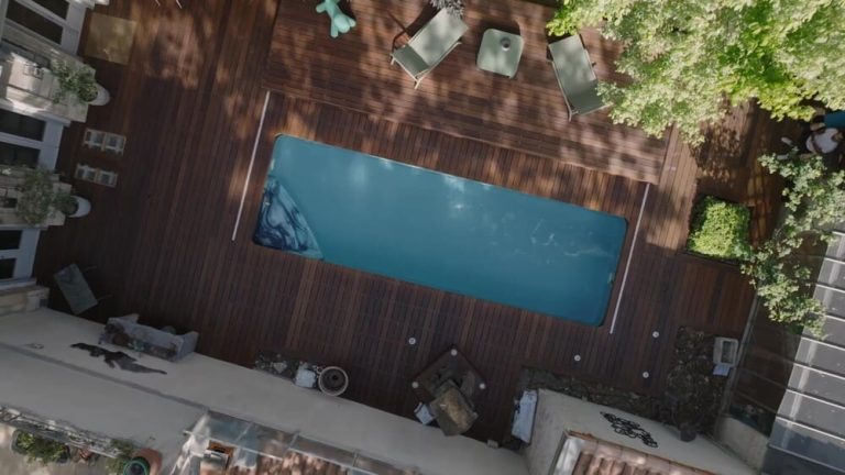 Terrasse mobile de piscine en centre ville par DCLS