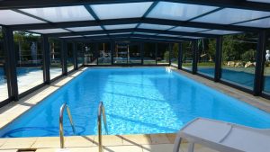 Vue intérieure d'un abri de piscine mi-haut en verre