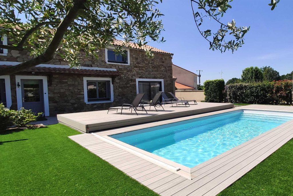 terrasse mobile en couverture de piscine en composite imitation bois