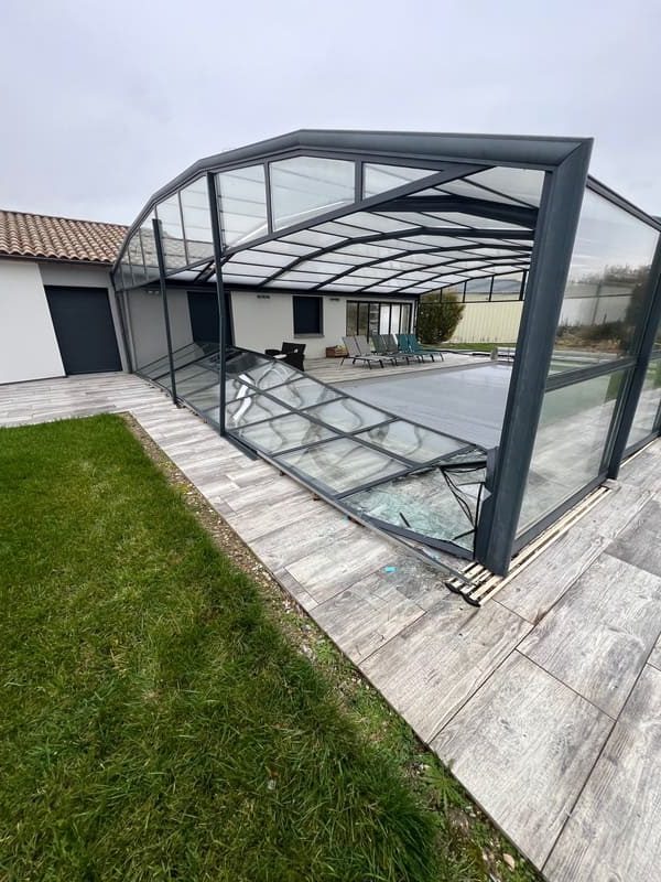 Chute de panneaux latéraux d'un abri de piscine haut suite à des intempéries (vent, orage)