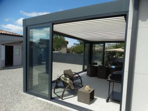 Pergola bioclimatique avec baies vitrées