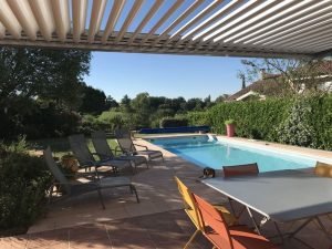 Pergola bioclimatique sur mesure pour terrasse de piscine