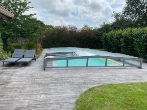 Abri bas de piscine avec ouverture latérale et toiture à 2 pans