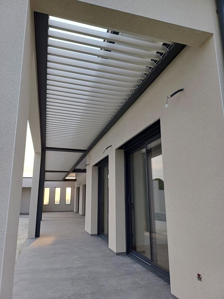 Pergola en couloir pour protéger et rafraichir la maison