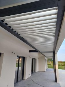 Pergola bioclimatique en couloir pour protéger et rafraichir la maison