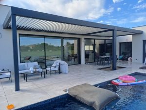 Pergola bioclimatique installée à Saint Jory par DCLS
