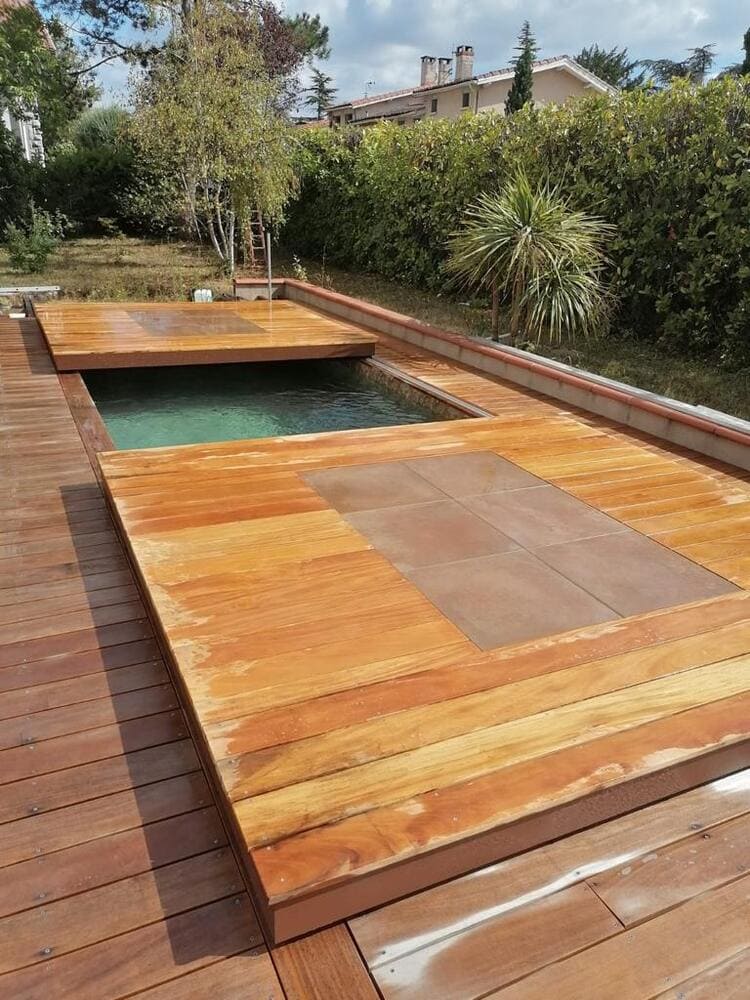 Terrasse de piscine avec double revêtement : bois et carrelage