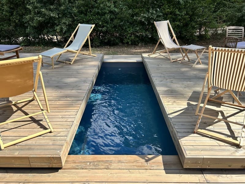 Terrasse de piscine en revêtement bois exotique