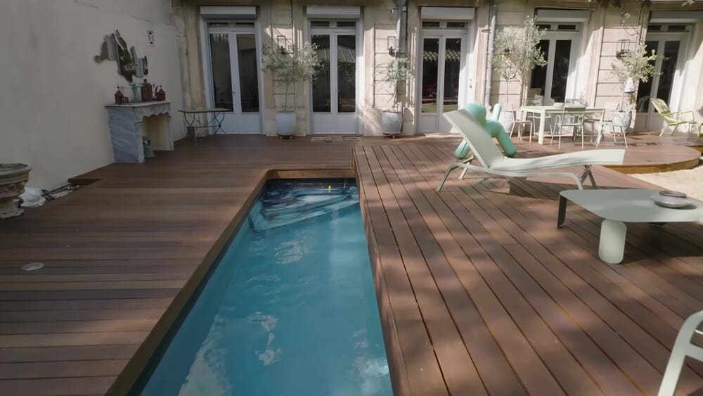 Piscine avec terrasse mobile en centre ville par DCLS
