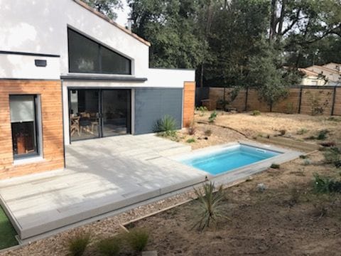 Terrasse de piscine en revêtement résine minérale