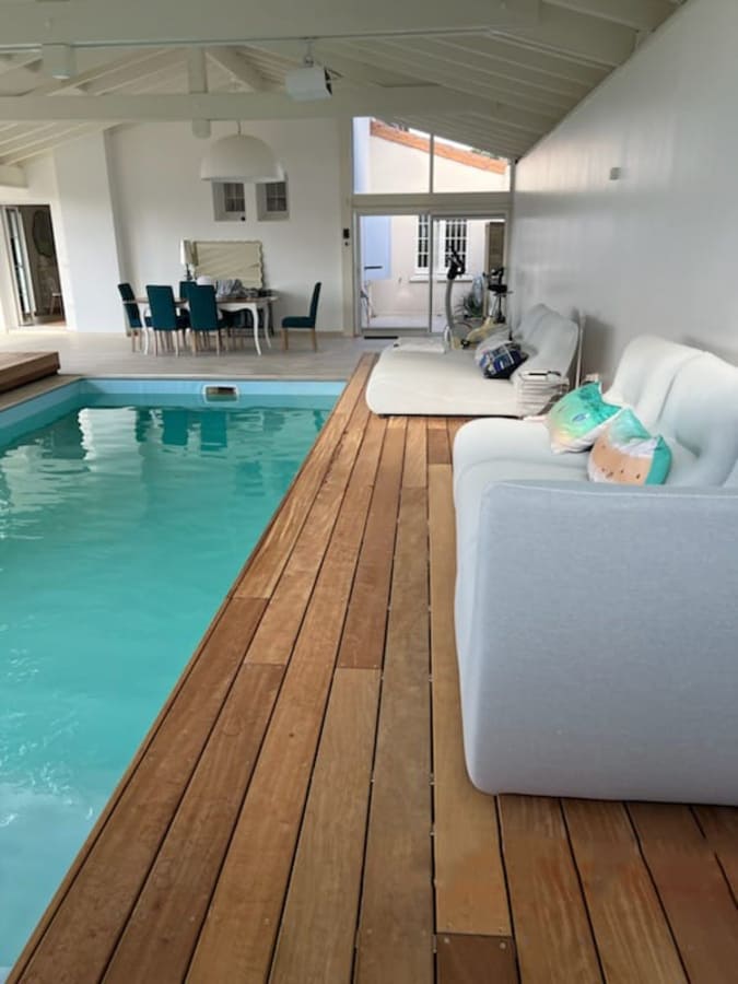 terrasse mobile aménagée qui recouvre une piscine en intérieur