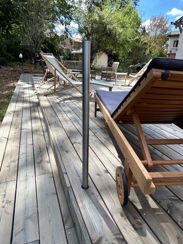 Tige aluminium insérée dans la terrasse mobile pour faciliter son déplacement manuel