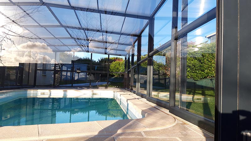 Abri de piscine avec des parois en verre propres, parfaitement transparentes