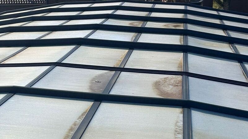 toiture salie d'un abri de piscine