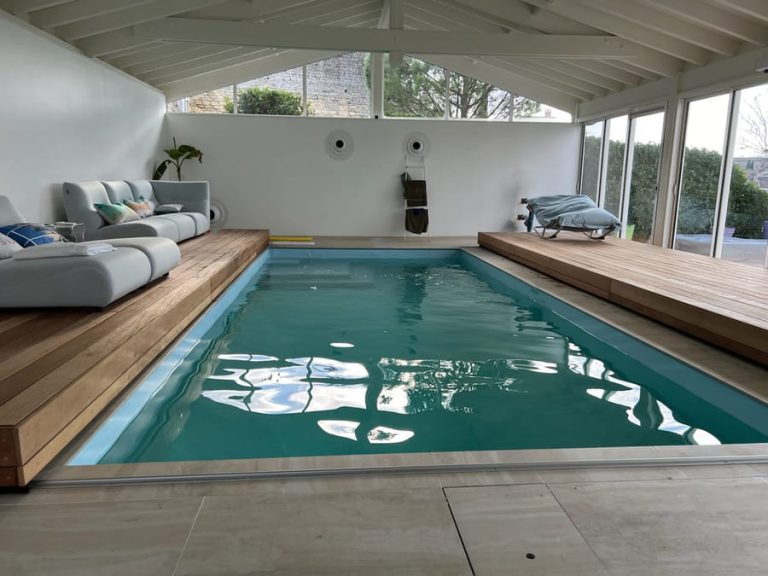 Terrasse mobile double plateau aménagée avec un canapé sur une piscine intérieure
