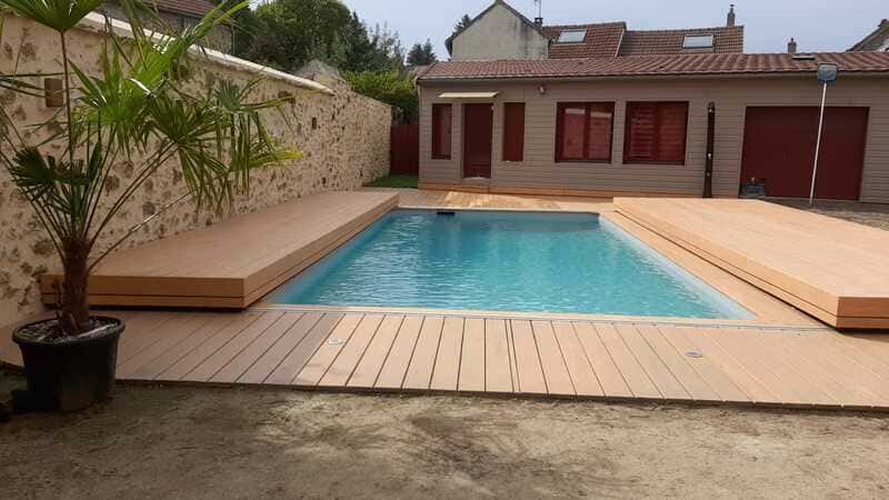 Terrasse mobile à 2 plateaux sur une piscine ed taille moyenne
