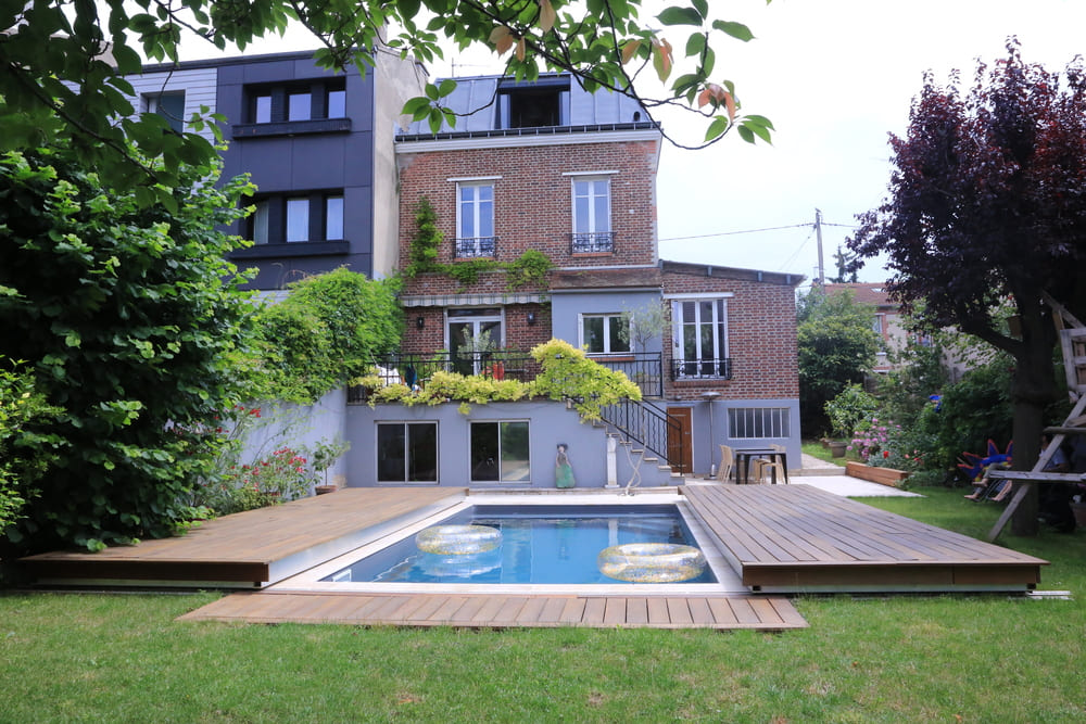 Terrasse mobile à 2 plateaux sur une grande piscine