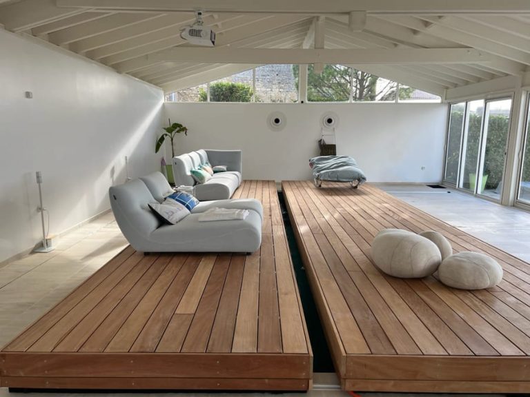 piscine intérieure recouverte par une terrasse mobile double plateau