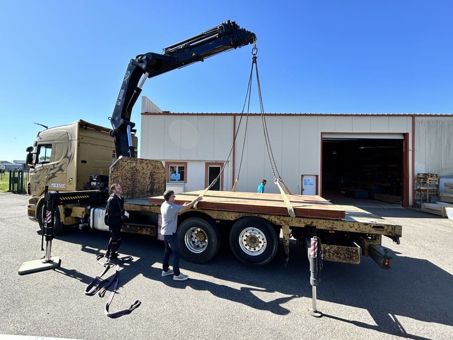 Transport de terrasse mobile par camion plateau