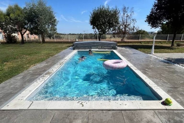 solution de couverture de piscine avec l'abri bas télescopique