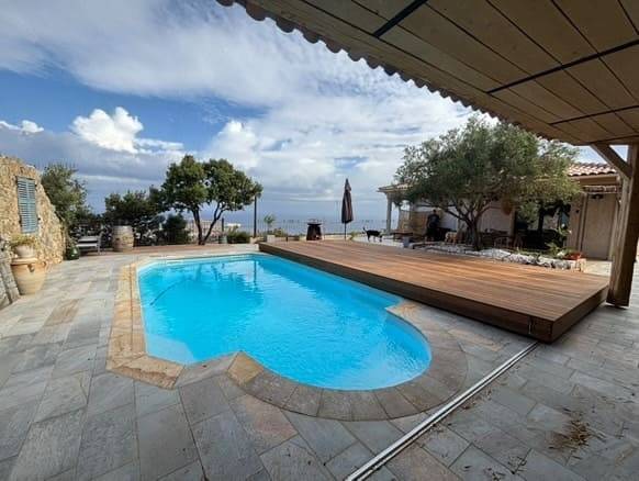 Vue de dessous de la pergola de la terrasse mobile ouverte sur la piscine