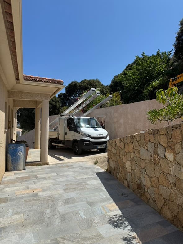 Accès à la maison pour la livraison en Corse de la terrasse mobile en kit