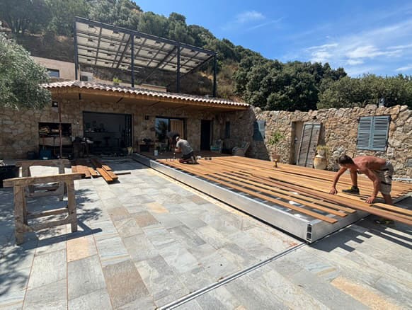 Montage de la terrasse mobile de cette maison corse