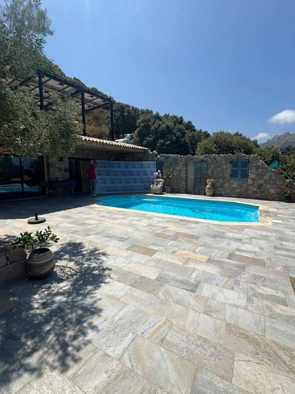 Piscine et terrasse avant le montage de la terrasse mobile
