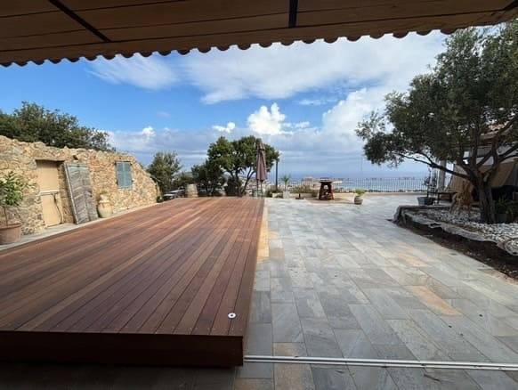 Vue de dessous de la pergola de la terrasse mobile qui couvre la piscine