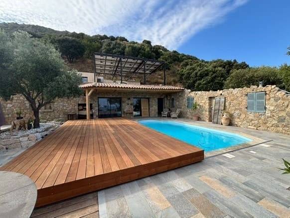 Vue depuis la terrasse de la maison corse et sa terrasse mobile