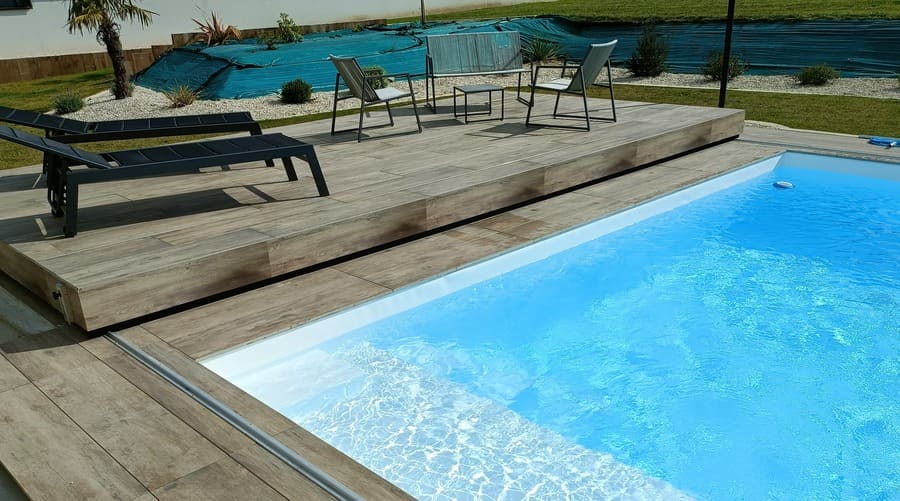 Terrasse mobile de piscine avec un revêtement en grès cérame