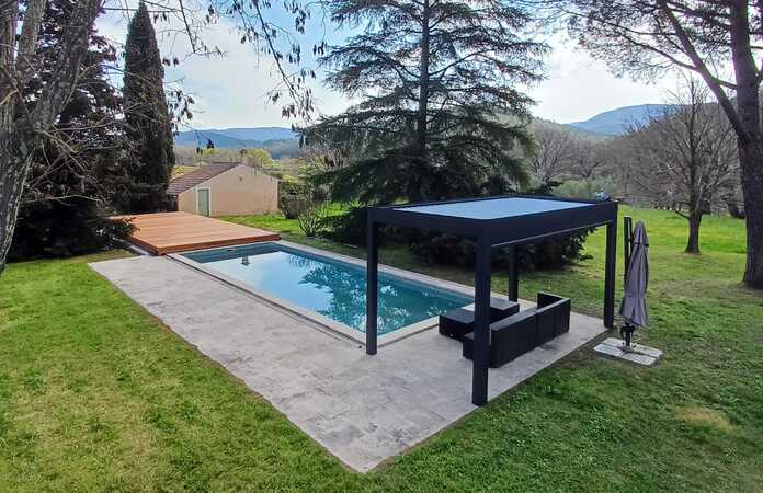 Vue d'ensemble de l'installation terrasse mobile et pergola attenante pour l'aménagement de la piscine