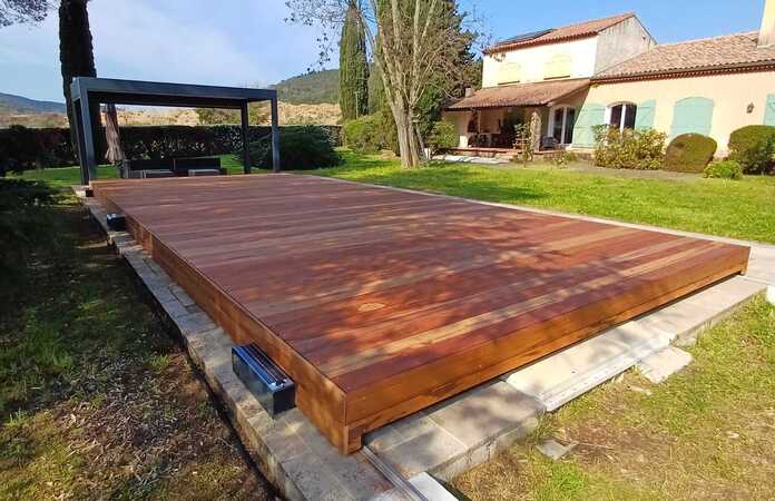 Espace piscine avec terrasse mobile et pergola