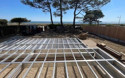 structure en aluminium d'une terrasse mobile en cours de construction