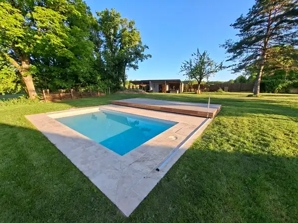 Photo de la terrasse mobile bois en kit finie, pensée en projet global avec la refonte de la piscine
