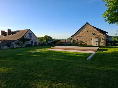 terrasse mobile de piscine dans le jardin d'une belle toulousaine traditionnelle