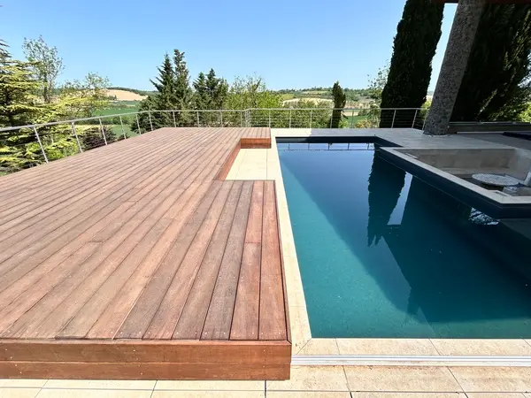 Terrasse mobile sur mesure de grande portée avec une réserve pour encastrer un brasero