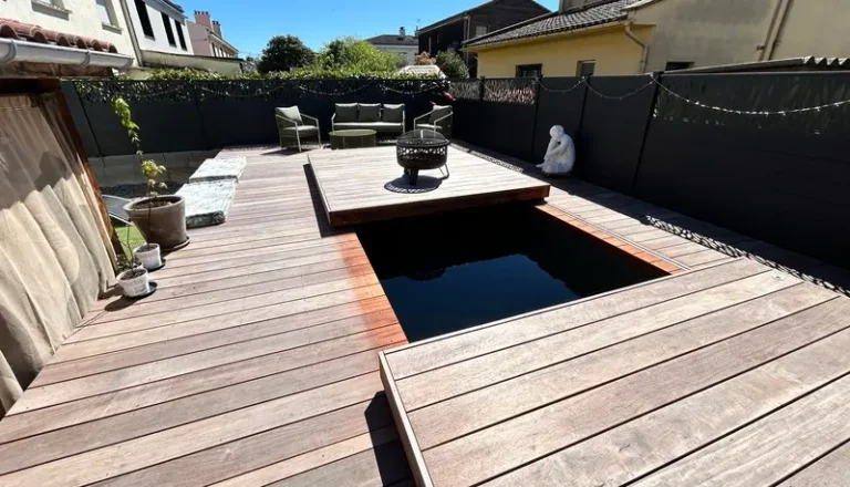 Terrasse mobile double plateau en bois pour couvrir une piscine encastrée sur un patio